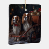 Cavalier King Sneeuwslee Kerstdecoratie Keramisch Ornament (Rechts)
