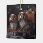Cavalier King Sneeuwslee Kerstdecoratie Keramisch Ornament (Links)