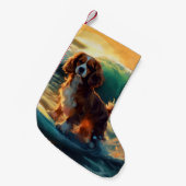 Cavalier King Strand Surfen Schilderij Kleine Kerstsok (Voorkant (Hangend))