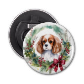 Cavalier Koning Kerstkrans Feestelijke Pup Button Flesopener (Voorkant)