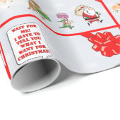 Cavalier puppy loopt na het kerstpapier cadeaupapier (Rol Hoek)