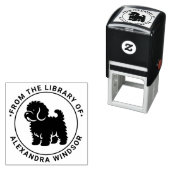 Cavapoo-hond Staande Sil Bibliotheek Boek Naam Zelfinktende Stempel (In situ)