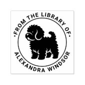 Cavapoo-hond Staande Sil Bibliotheek Boeknaam Zelfinktende Stempel (Design)