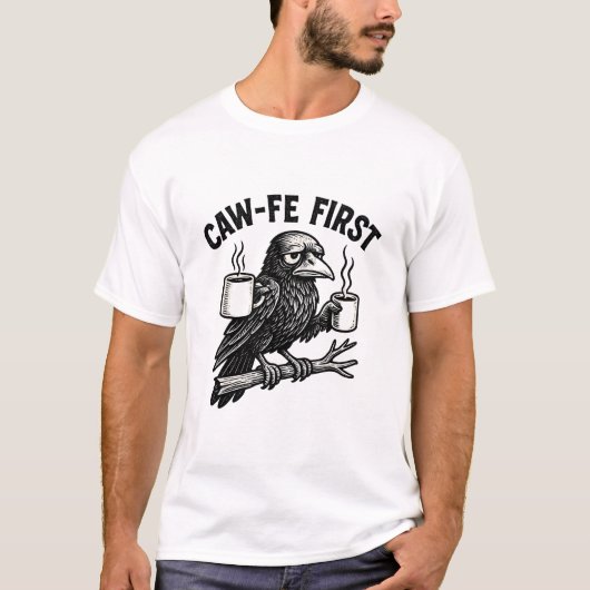 Caw-Fe Eerst Chagrijnige Raaf Koffie Humor Ontwerp T-shirt (Voorkant)