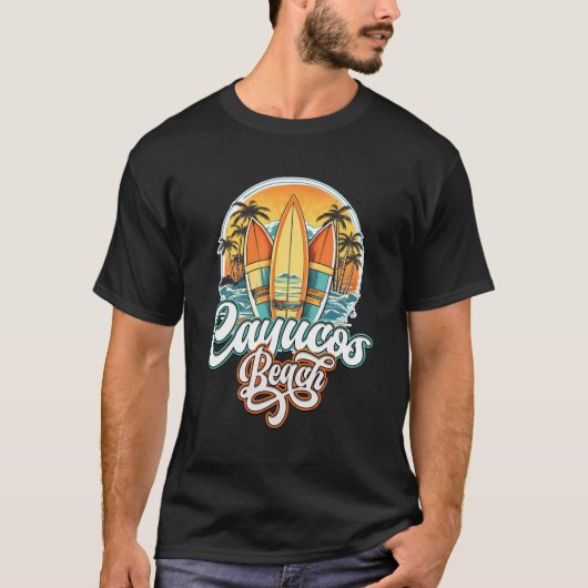 Cayucos drie surfplank en palmboom cirkel t-shirt (Voorkant)