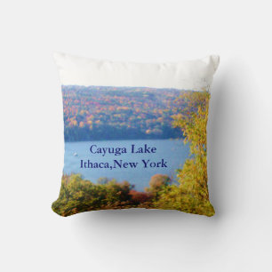 CAYUGA MEER, ITHACA, N.Y.  KUSSEN