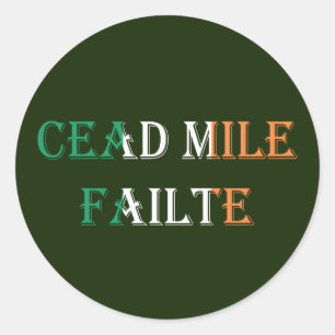 Cead Mile Failte bedekt op Ierse vlag staant Ronde Sticker