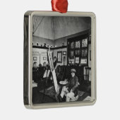 Cecil Aldin in zijn studio Metalen Ornament (Rechts)