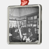 Cecil Aldin in zijn studio Metalen Ornament (Links)