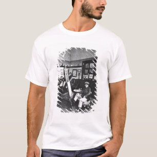 Cecil Aldin in zijn studio T-shirt