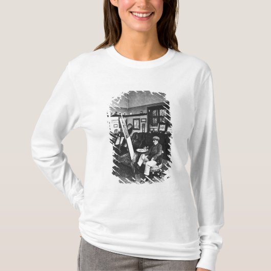 Cecil Aldin in zijn studio T-shirt (Voorkant)