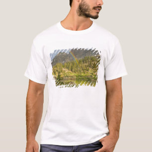 Cecret Lake met regenboog boven Devil's Castle, T-shirt