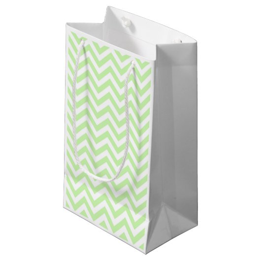 Celery Green, White Large Chevron ZigZag Pattern Klein Cadeauzakje (Voorkant Gekanteld)