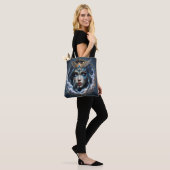 Celestia – Bewaker van de Eindeloze Hemel. Tote Bag (Op model)