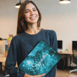 Celestial Aqua Blauwgroen Starry Sparkle Fancy Mon Laptop Sleeve<br><div class="desc">Creëer uw eigen , dunne, hemellijdende blauwgroen hoes voor fotolaptops. Fancy donker blauwgroen kalligrafiemonogram in paren gerangschikt met een modern wit manuscript voor haar voornaam. Pas de doopvontkleur, de stijl, of de grootte aan. Dit girale cadeau is gemaakt met een afbeelding voor de ruimte nebula van NGC 3603 met een...</div>