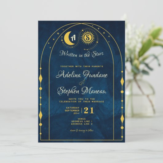 Celestial Blauw Goud Maan Zon Monogram RSVP QR Cod Kaart (Staand voorkant)