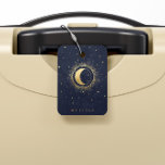 Celestial Crescent Moon Gold Monogram Bagagelabel<br><div class="desc">Mooie halve maan met gouden sterren op een fluwelen middernachtblauwe achtergrond in combinatie met elegante lettertypen. Eenvoudig aan te passen en u kunt kiezen uit vele items uit dit collectie in onze winkel.</div>