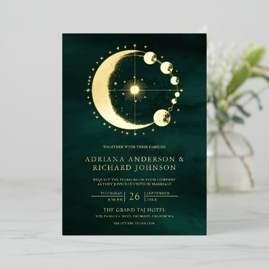 Celestial Crescent Moon Phase Emerald Wedding Gold Folie Uitnodiging (Staand Voorkant)