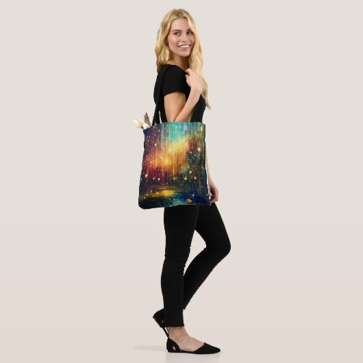 Celestial Dreams: Magische regen en sterrenhemel Tote Bag (Op model)
