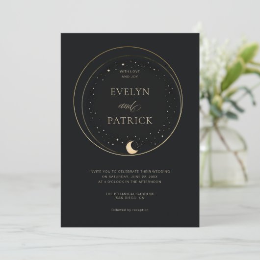 Celestial Gift Moody Navy Elegant Modern Wedding Kaart (Staand voorkant)