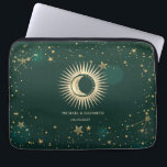 Celestial Gold Sun en Moon Stars Green Laptop Sleeve<br><div class="desc">Celestial gouden zon en maan,  en sterren op een groene achtergrond.</div>