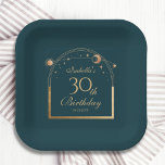 Celestial Green Gold Sun Moon Stars 30e verjaardag Papieren Bordje<br><div class="desc">Celestial Green Gold Sun Moon Astronomy 30th Birthday Paper Borden zijn voorzien van een sierlijke gouden zon, maan en sterrenhemel met een gouden lijst op een groene achtergrond. Binnenin is uw aangepaste dertigste verjaardag informatie. Personaliseer door de tekst in de tekstvakken te bewerken. Ontworpen voor u door Evco Studio www.zazzle.com/store/evcostudio...</div>