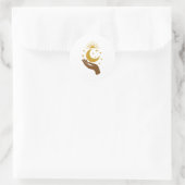 Celestial Hand Holding the Moon – Minimal Cosmic D Ronde Sticker (Tas)