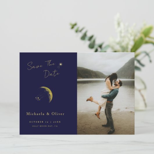 Celestial Midnight Blue Gouden Maan Foto Bruiloft Save The Date (Staand voorkant)