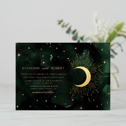 Celestial Midnight Groen Goud Sterren Bruiloft Folie Uitnodiging (Staand Voorkant)