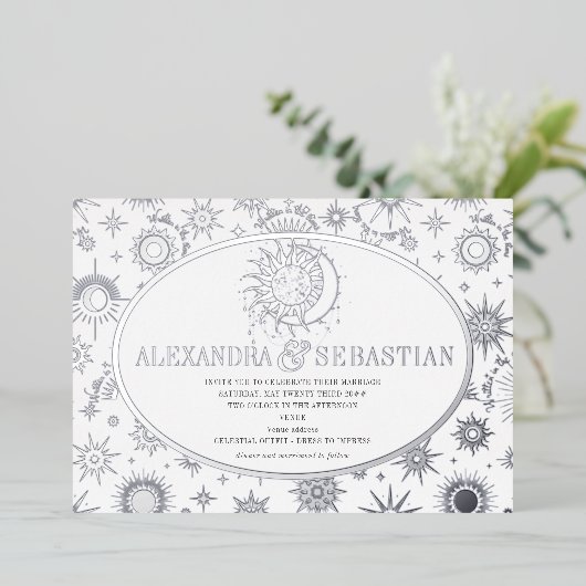 Celestial Midnight Sterren Maan Zon Bruiloft Zilve Folie Uitnodiging (Staand Voorkant)