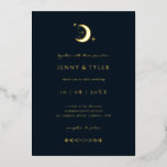 Celestial Moon and Stars Wedding Invitation Folie Uitnodiging<br><div class="desc">Deze unieke, aanpasbare trouwuitnodigingskaart is ontworpen om te coördineren met ons Celestial Mystic Collectie en biedt prachtige gouden hemellichamen op een donkere marinekleur. Voor een meer geavanceerde aanpassing van dit ontwerp, bijvoorbeeld het wijzigen van de lay-out, het lettertype of de tekstgrootte, klikt u hierboven op de knop "AANPASSEN". Neem contact...</div>
