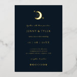 Celestial Moon and Stars Wedding Invitation Folie Uitnodiging<br><div class="desc">Deze unieke, aanpasbare trouwuitnodigingskaart is ontworpen om te coördineren met ons Celestial Mystic Collectie en biedt prachtige gouden hemellichamen op een donkere marinekleur. Voor een meer geavanceerde aanpassing van dit ontwerp, bijvoorbeeld het wijzigen van de lay-out, het lettertype of de tekstgrootte, klikt u hierboven op de knop "AANPASSEN". Neem contact...</div>