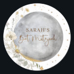 Celestial Moon, Silver, White en Gold Bat Mitzvah Ronde Sticker<br><div class="desc">De elegante sticker Bat Mitzvah, die voor een gunst en/of envelop is bestemd, heeft een prachtige waterverf, hemelse maan en het ontwerp van sterren die onze "Chic Celestial Silver, White and Gold Bat Mitzvah"-uitnodiging coördineren. Zelfde ontwerp vanaf de achterkant van de uitnodiging. Dainty sterren, Bat Mitzvah-fragment en details van de...</div>