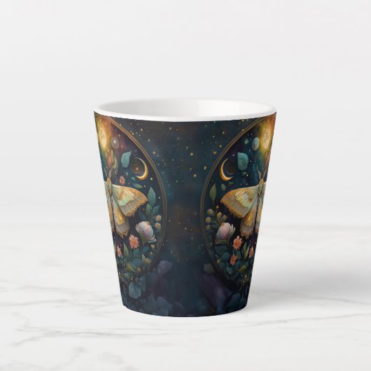 Celestial Moth & Moon Phases – Enchanted Night Latte Mok (Voorkant)