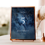 Celestial Night Sky | Gold Table Number Kaart<br><div class="desc">Deze hemel van de hemelsnaam | Het gouden tafelnummer is perfect voor je betoverde bruiloft onder de sterren. De donkere blauwe waterverf hemel van de marine, voorzien van gouden sterren, zal de toon zetten voor je avond boho buitenbruiloft. Pas het aan zoals u wilt of houd het aan zoals het...</div>