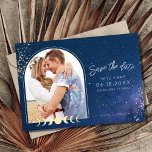 Celestial Starry Sky Romantic Photo Wedding Save The Date<br><div class="desc">Romantische bruiloft redt de data in een griezelig hemeltje,  perfect voor het koppel dat de liefde heeft geschreven in de sterren. Pas uw foto- en trouwgegevens aan met uw e-mail aan familie en vrienden en vraag hen uw trouwdatum te reserveren.</div>