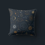 Celestial Sun en Moon Mystical Kussen<br><div class="desc">Deze unieke kussen zijn ontworpen om te coördineren met ons Celestial Mystic Collectie en zijn voorzien van prachtige gouden hemellichamen op een donkere zeebodem. Voor een meer geavanceerde aanpassing van dit ontwerp, bijvoorbeeld het wijzigen van de lay-out, het lettertype of de tekstgrootte, klikt u hierboven op de knop "AANPASSEN". Neem...</div>