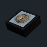 Celestial Sun Moon Stars Keepsake Box gepersonalis Cadeaudoosje<br><div class="desc">Deze elegante hemelse keepsake box beschikt over een elegante zon,  maan en sterren,  op een blauwe achtergrond,  waardoor een geweldig cadeau,  keepsake doos of sieraden doos,  die u kunt aanpassen met uw favoriete offerte,  of jouw naam.</div>