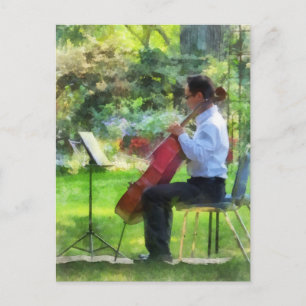 Cellist in de tuin briefkaart