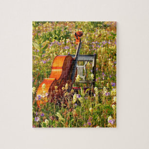 Cello met stoel in een gebied met wilde bloemen legpuzzel