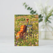 Cello met stoel op een gebied van wildflowers briefkaart (Staand voorkant)
