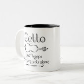 cello string langs tweekleurige koffiemok (Voorkant links)