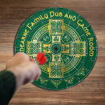 Celtic Cross en Knot Letter A Monogram en Naam Dartbord<br><div class="desc">Prachtige Keltische knoppen en een traditioneel Keltisch Kruis met uw initiaal - achtergrond,  kleur en initiaal,  allemaal aanpasbaar! Vraag me hoe of vraag me om hulp. Ik ben blij om te helpen. Overeenkomende kussens en dekens zijn beschikbaar.</div>