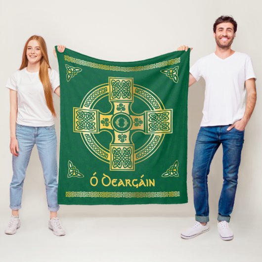 Celtic Cross en Knot Letter O Monogram en Naam Fleece Deken (In situ)