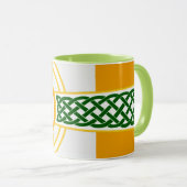 Celtic Irish Flag Design Twee Tone mok (Voorkant rechts)