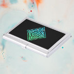 Celtic Knot Card Holder: Diamond Blue Green Design Visitekaarthouder<br><div class="desc">Een kaarthouder van een blauw-groene Keltische knoop met grensontwerp tegen een zwarte achtergrond.</div>