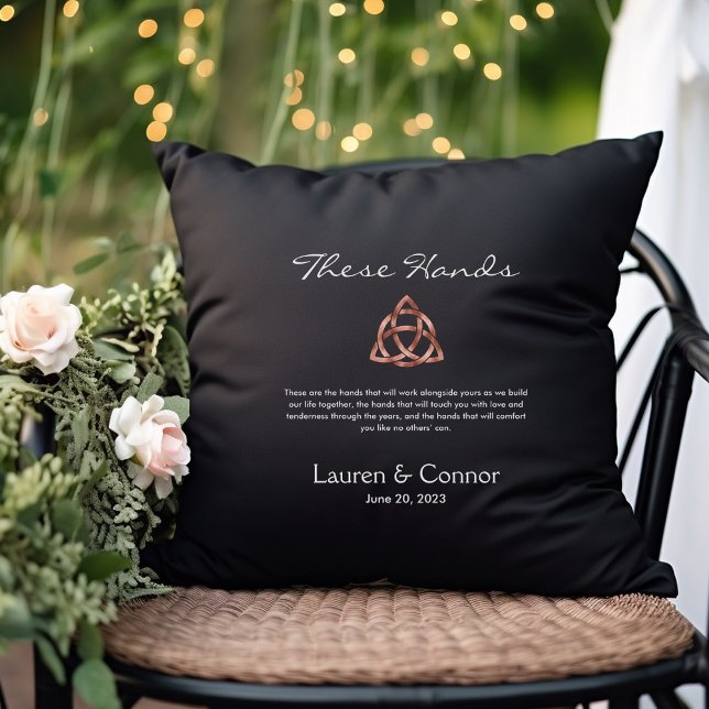 Celtic Knot Handfasting Vows Ceremony Wedding Kussen (These Hands Celtic Knot Handfasting Ceremony Wedding Pillow)