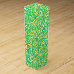 Celtic Knot Irish Braid Pattern Green Yellow Wijn Geschenkdoos<br><div class="desc">Deze  Keltische knotwerkontwerpwijndoos is gemaakt in tinten van helder,  lichtgroen en geel en geïnspireerd door oude  19e-eeuwse gekleurde glazen patronen. De wijnstokken van de met elkaar verbonden Ierse vlecht vormen cirkel en diamantvormen. Dit antiek,  naadloze patroon is perfect voor iedereen die van Keltische knopen houdt.</div>