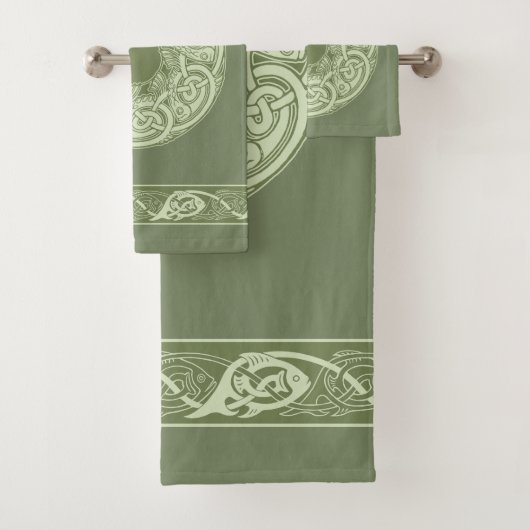 Celtic Knotwork Fish in Green Bad Handdoek (Insitu)