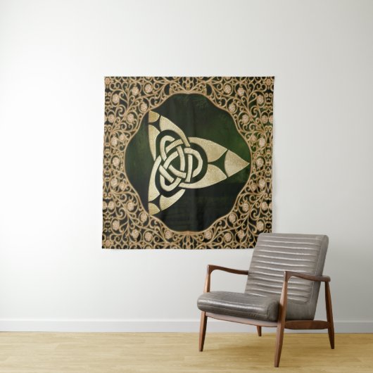 Celtic Trinity Knot op Forest Shadows Wandkleed (In Situ (horizontaal))